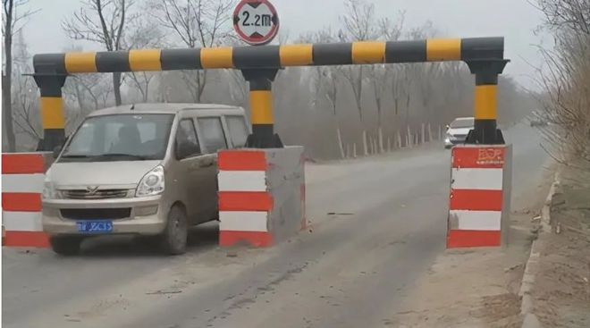新手窄路不敢過？輕松判斷車寬，快速通過限寬墩與限高桿